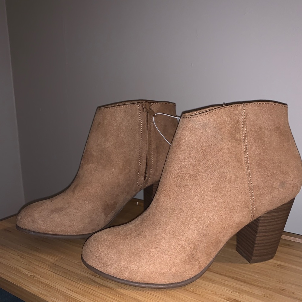 New with tags Old Navy water and stain repellant boots. Size 10.